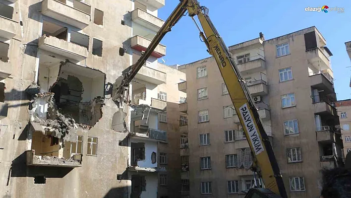 Diyarbakır'da depremden etkilenen ağır hasarlı binaların yıkımı devam ediyor