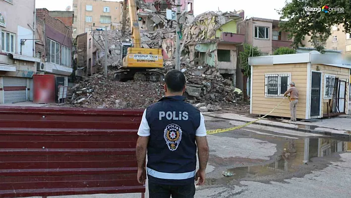 Diyarbakır'da depremden hasar gören yapıların yıkımı devam ediyor