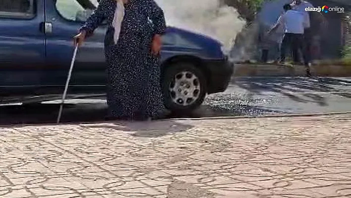 Diyarbakır'da Seyir halindeki araba, yaşlı kadın içindeyken alev aldı