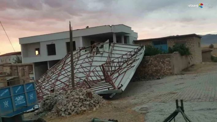 Diyarbakır'da fırtınada caminin çatısı uçtu