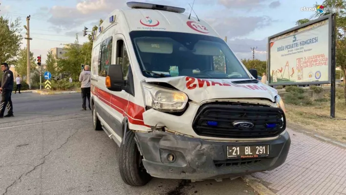 Diyarbakır'da hasta taşıyan ambulans kazaya karıştı: 1 yaralı