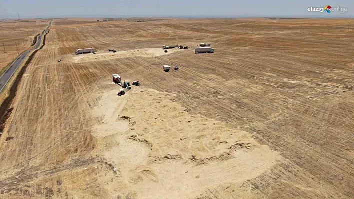 Diyarbakır'da hava sıcaklığı 35 derece üzeri gösterirken onlar tonlarca saman presliyor