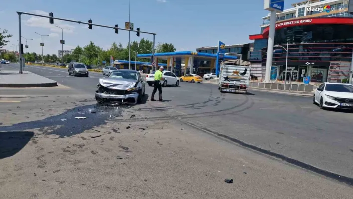 Diyarbakır'da iki otomobil çarpıştı: 2 hafif yaralı