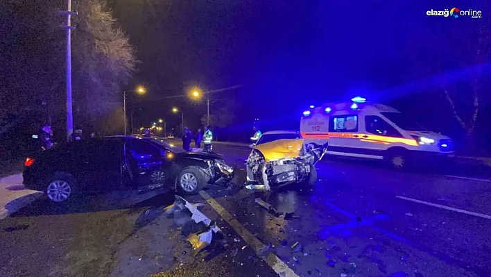 Diyarbakır'da iki otomobil kafa kafaya çarpıştı: 1'i ağır, 4 yaralı