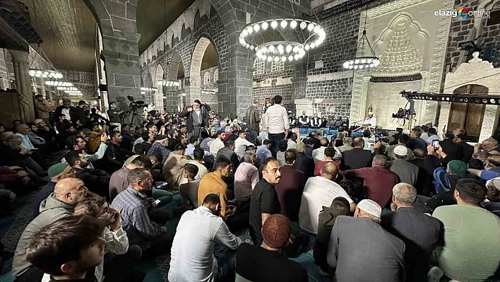 Cami cemaatine Kur'an-ı Kerim dağıtıldı