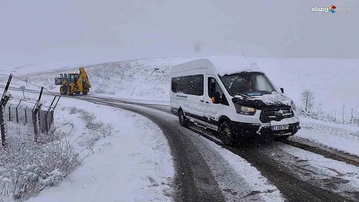 Diyarbakır'da kara saplanan öğretmen servis aracı kurtarıldı