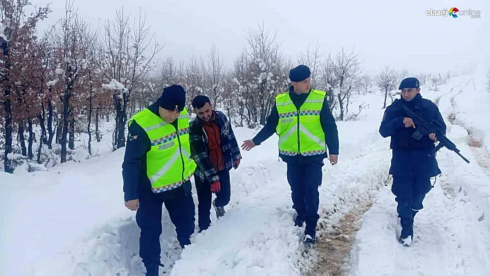 Diyarbakır'da karda mahsur kalan vatandaşı jandarma kurtardı