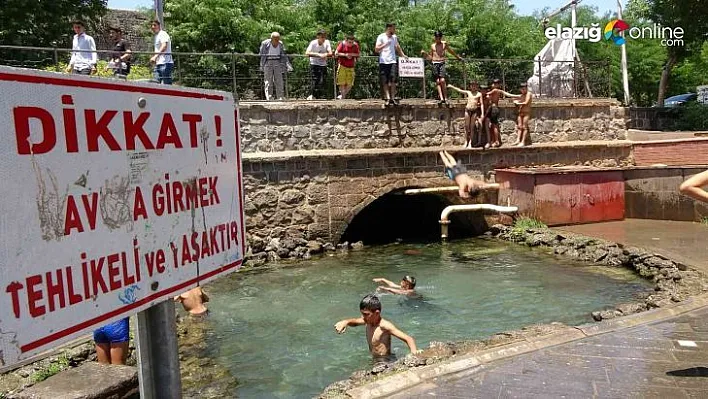 Diyarbakır'da karne alan çocuklar soluğu süs havuzunda aldı