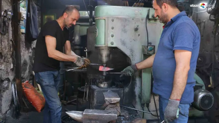 Diyarbakırlı Eşref usta 24 yıldır ateş önünde baba mesleğini sürdürüyor