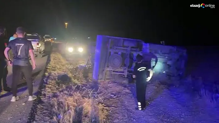Diyarbakır'da lastiği patlayan kamyonet yoldan çıktı: 1 yaralı