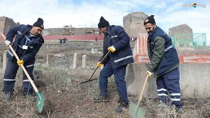 Diyarbakır'da mezarlıklarda temizlik çalışması