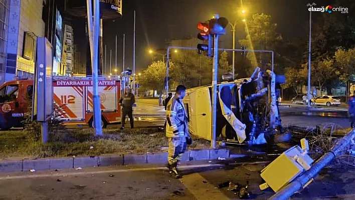 Diyarbakır'da minibüs devrildi: 4 yaralı