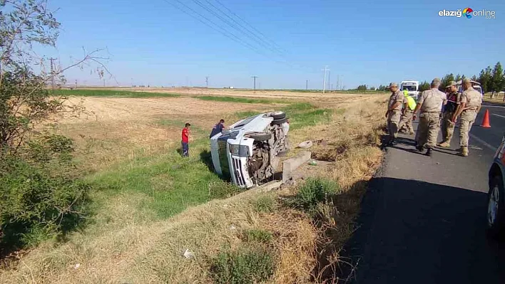 Diyarbakır'da minibüs yol kenarına devrildi: 1 yaralı