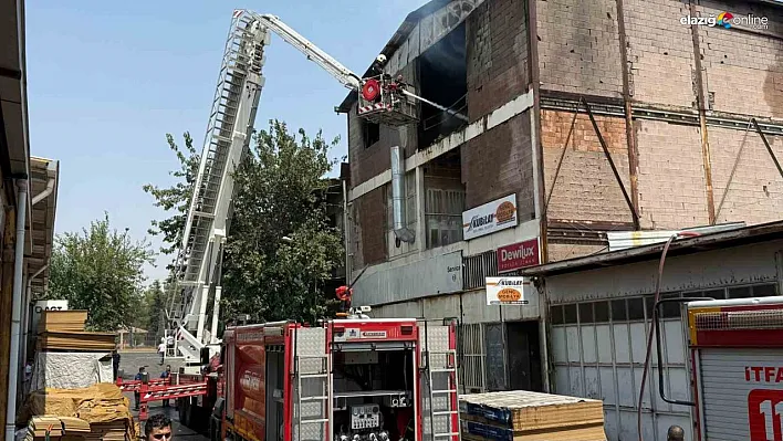 Diyarbakır'da Yangın Paniği! Mobilya Atölyesi Alev Alev Yandı!