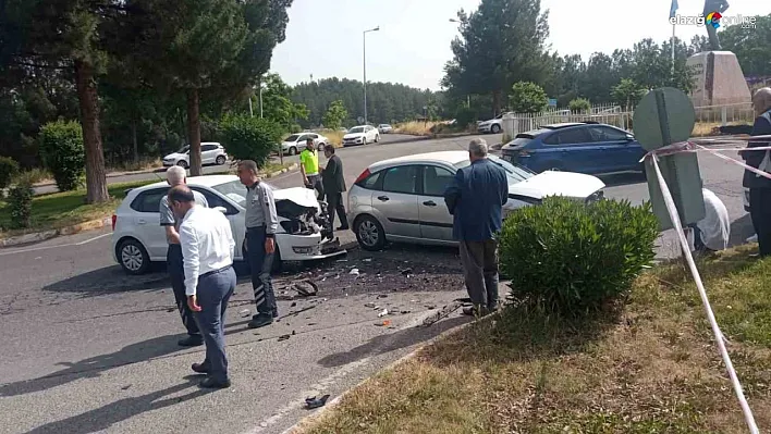 Diyarbakır'da otomobiller kafa kafaya çarpıştı: 1'i bebek 5 yaralı