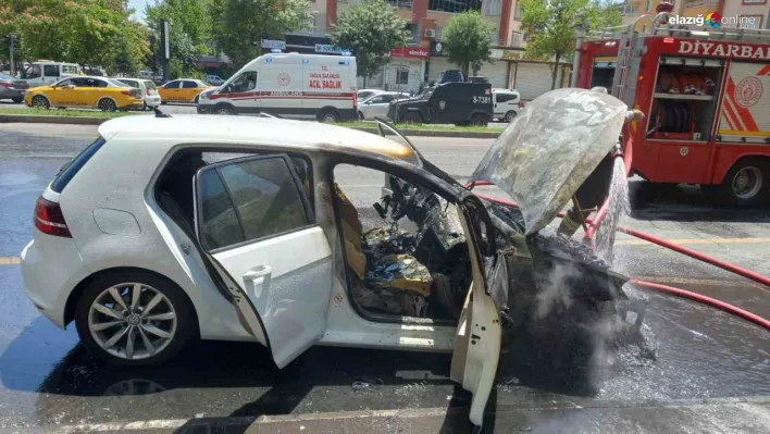 Diyarbakır'da park halindeki otomobil alev alev yandı