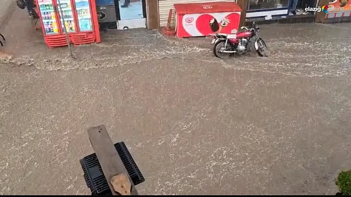 Diyarbakır'da sağanak caddeleri göle çevirdi