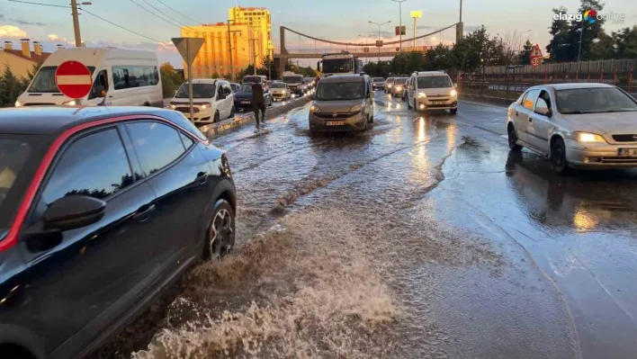 Diyarbakır'da sağanak yağış rögar tıkattı, kilometrelerce araç trafiği oluştu