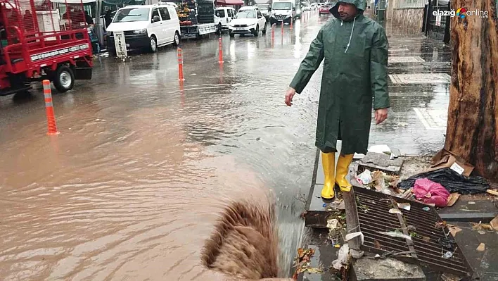 Diyarbakır'da sağanak yağış yolları göle çevirdi