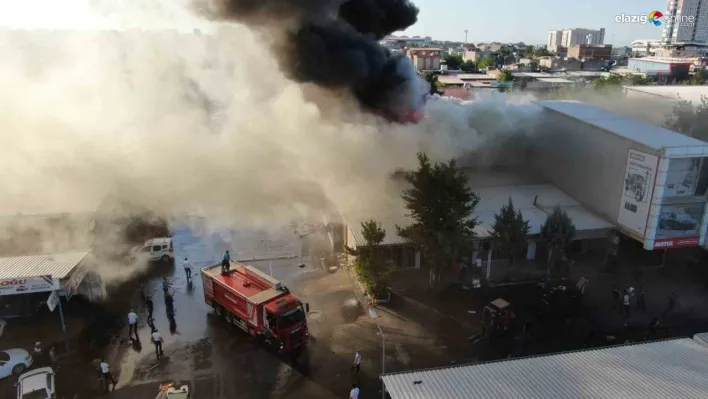 Diyarbakır'da sanayi sitesinde çıkan yangına müdahale sürüyor