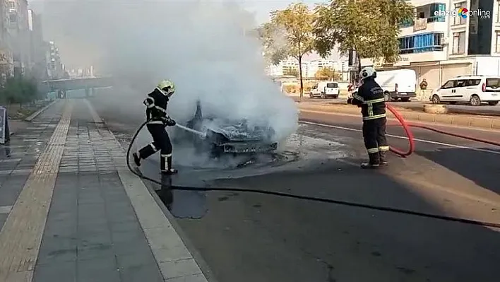 Diyarbakır'da seyir halinde otomobil yandı