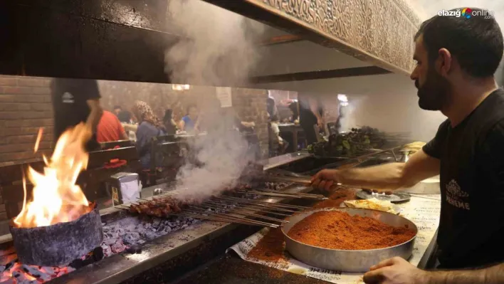 Diyarbakır'da sıcak havaya rağmen ocakbaşında ciğer yemek tercih ediliyor