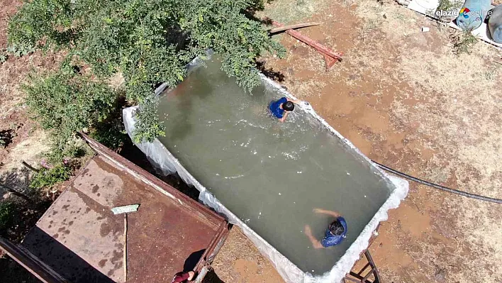 Diyarbakır'da sıcaklardan bunalan çocukları için römorku havuza çevirdi