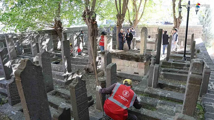 Diyarbakır'da tarihi mezar taşları ve kitabelerin kimliklendirme çalışmalarına başlandı