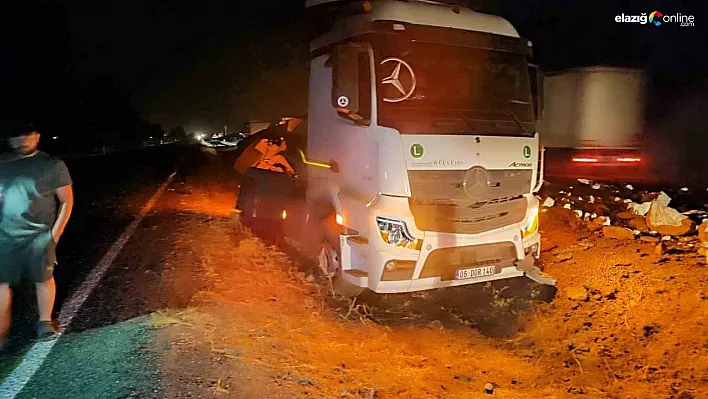Diyarbakır'da taş yüklü tır refüje devrildi