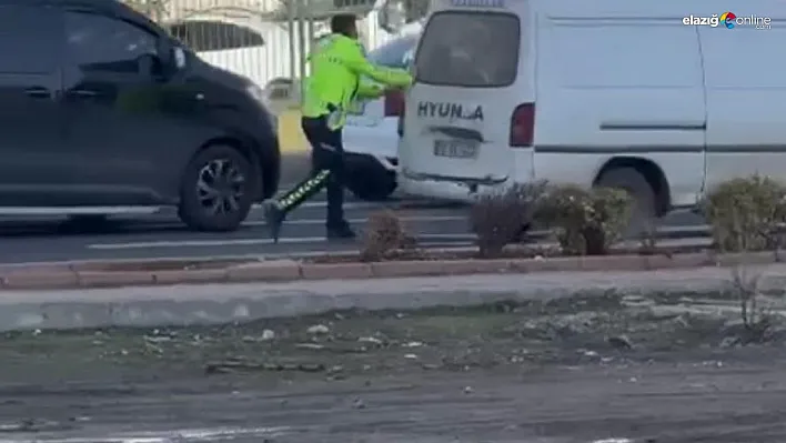 Diyarbakır'da aracı arızalanan sürücüye trafik polisi yetişti!