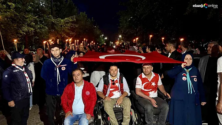 Diyarbakır'da Türk bayraklı 'Fener Alayı' yürüyüşü yapıldı