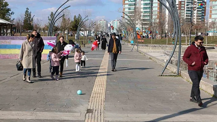 Diyarbakır'da vatandaşlar güzel havanın keyfini çıkarıyor