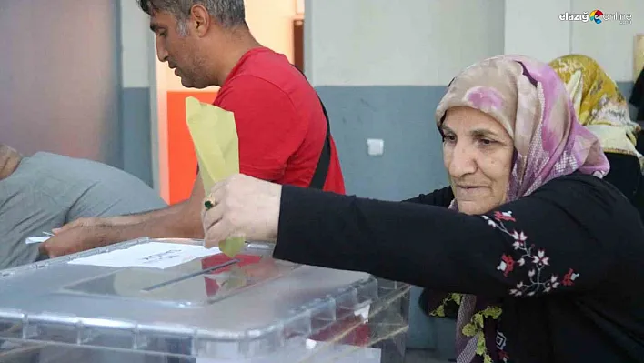 Diyarbakır'da vatandaşlar oy kullanmaya başladı