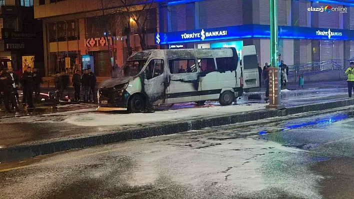 Yolcu minibüsü alev topuna döndü