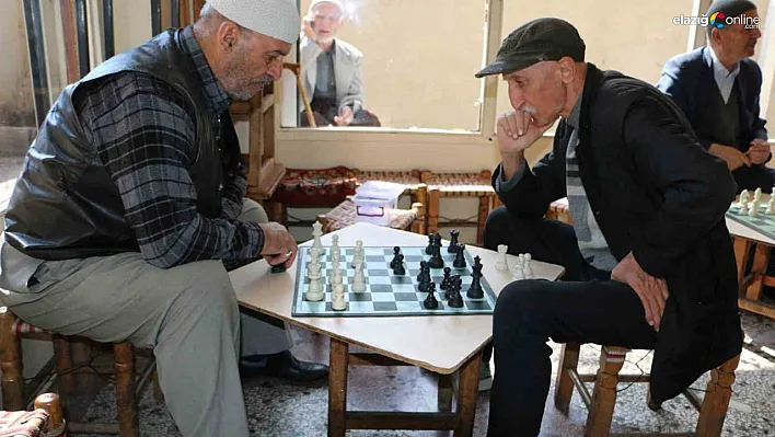 Diyarbakırlılar iftar vaktini satranç oynayarak bekliyor