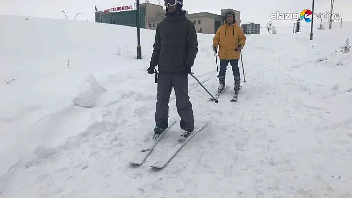 Drone pisti kar yağınca kayak pisti oldu, öğrenciler doyasıya eğlendi