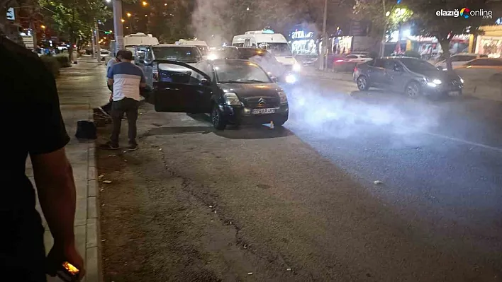 Duman yükselen otomobil alev almadan söndürüldü