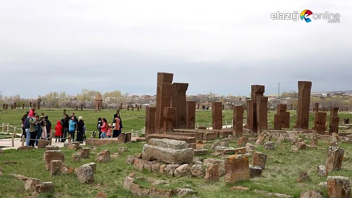 Dünyanın en büyük Türk İslam Mezarlığı'nda bayram yoğunluğu