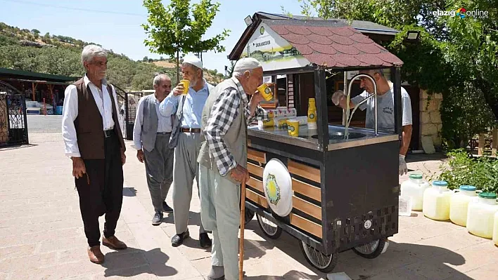Eğil'de peygamber kabirlerini ziyarete gelen vatandaşa limonata ikramı
