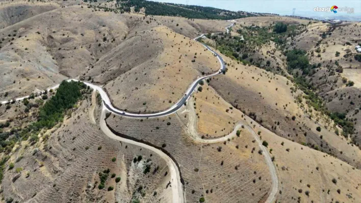 Elazığ Belediyesi'nden 8 mahallede sathi kaplama yol yapım çalışması