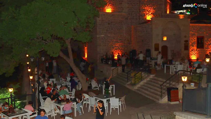 Elazığ Belediyesi Harput'ta Kürsübaşı Dinletileriyle Yaz Akşamlarını Renklendiriyor!