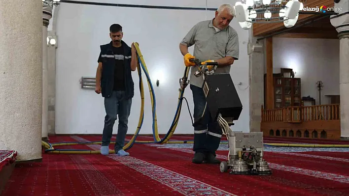 Elazığ Belediyesi'nden Bayram Öncesi Temizlik Atağı: Camilerde Gül Suyu İle Ferahlık!