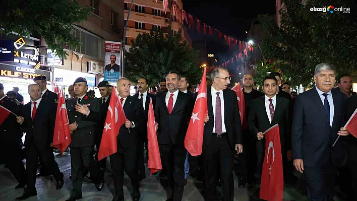 Elazığ'da Cumhuriyet Yürüyüşü: Binlerce Vatandaş Fener Alayında Buluştu