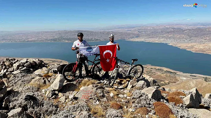 Elazığ'da Bisiklet Tutkunları Mastar Dağı Zirvesinde Buluştu