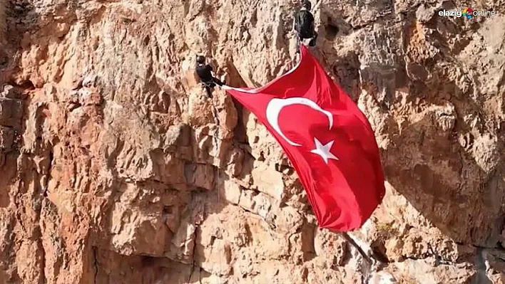 Elazığ'da 29 Ekim Coşkusu Zirvelerde! Dağcılardan Nefes Kesen Cumhuriyet Kutlaması