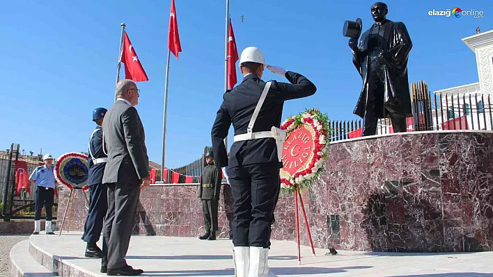 30 Ağustos kutlamaları, valilik önünde başladı