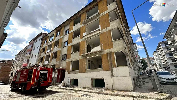 Ağır hasarlı binada korkutan yangın!