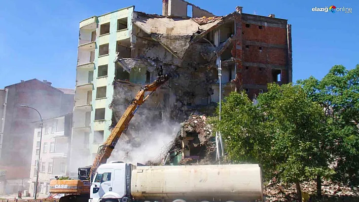 Ağır hasarlı binaların yıkımı sürüyor!