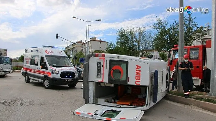 Ambulans ile otomobil çarpıştı: 2 yaralı