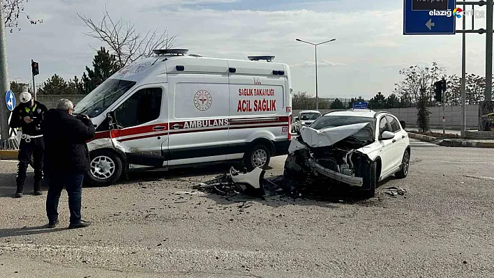 Elazığ'da Korkutan Kaza! Ambulans ile Otomobil Çarpıştı!